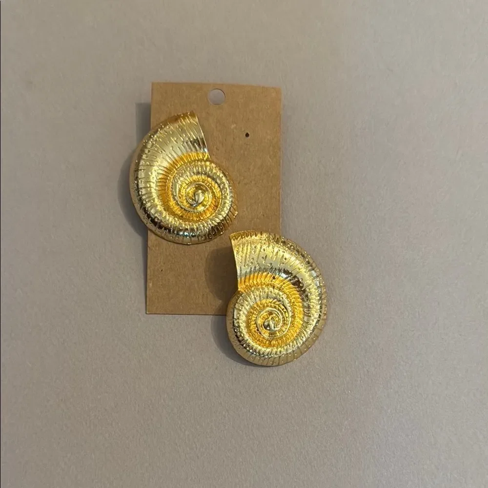 Gold Shell Earrings M500